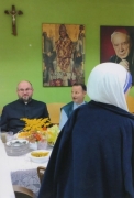 Przy świątecznym stole - pieczone ziemniaki, ciasta ks. Grzegorz i ks. Mirosław